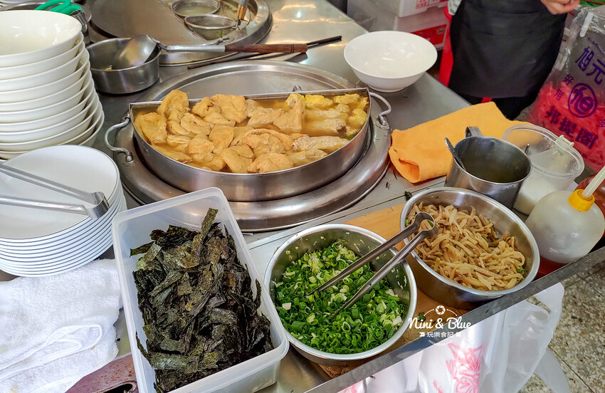 添 上海點心肉包 | 台中第五市場銅板美食,鮮肉包、搭配油豆腐細粉,飽度剛剛好 Nini and Blue 玩樂食記