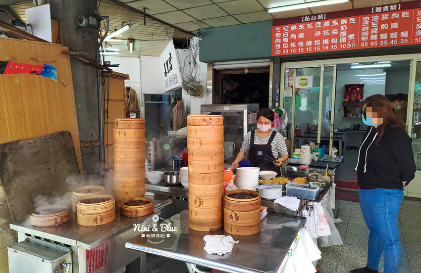 添 上海點心肉包 | 台中第五市場銅板美食,鮮肉包、搭配油豆腐細粉,飽度剛剛好 Nini and Blue 玩樂食記