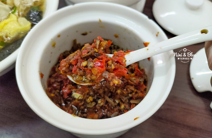 添 上海點心肉包 | 台中第五市場銅板美食,鮮肉包、搭配油豆腐細粉,飽度剛剛好 Nini and Blue 玩樂食記