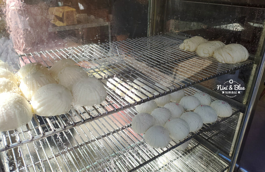 添 上海點心肉包 | 台中第五市場銅板美食,鮮肉包、搭配油豆腐細粉,飽度剛剛好 Nini and Blue 玩樂食記