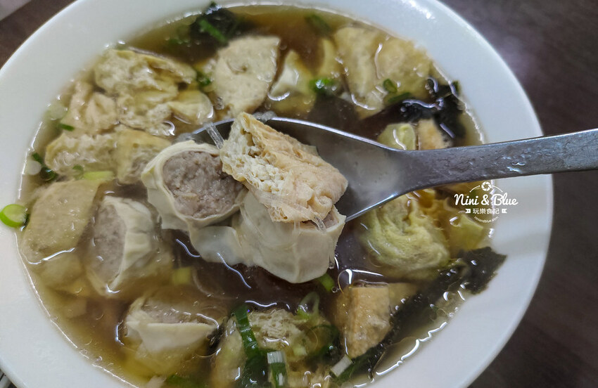 添 上海點心肉包 | 台中第五市場銅板美食,鮮肉包、搭配油豆腐細粉,飽度剛剛好 Nini and Blue 玩樂食記