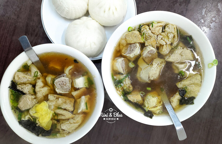 添 上海點心肉包 | 台中第五市場銅板美食,鮮肉包、搭配油豆腐細粉,飽度剛剛好 Nini and Blue 玩樂食記