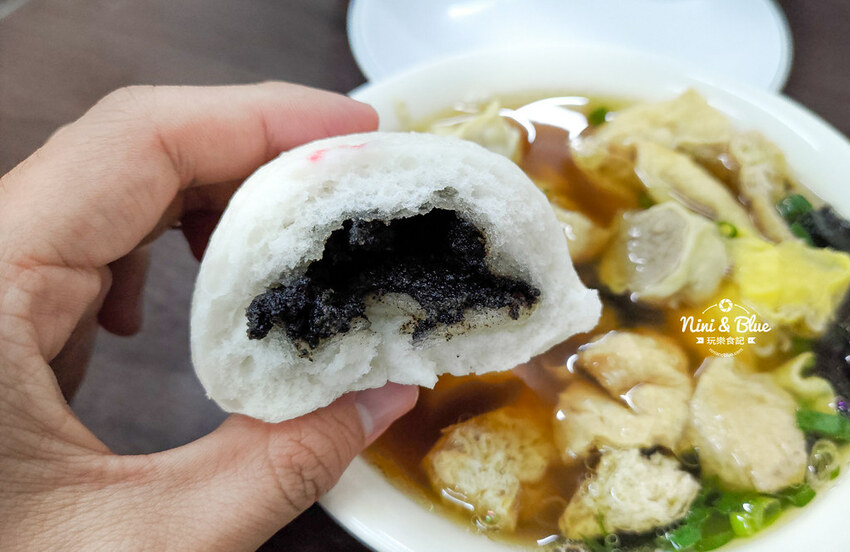 添 上海點心肉包 | 台中第五市場銅板美食,鮮肉包、搭配油豆腐細粉,飽度剛剛好 Nini and Blue 玩樂食記