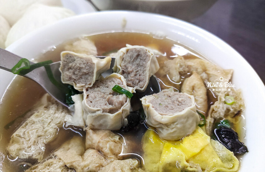 添 上海點心肉包 | 台中第五市場銅板美食,鮮肉包、搭配油豆腐細粉,飽度剛剛好 Nini and Blue 玩樂食記