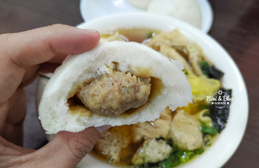 添 上海點心肉包 | 台中第五市場銅板美食,鮮肉包、搭配油豆腐細粉,飽度剛剛好 Nini and Blue 玩樂食記