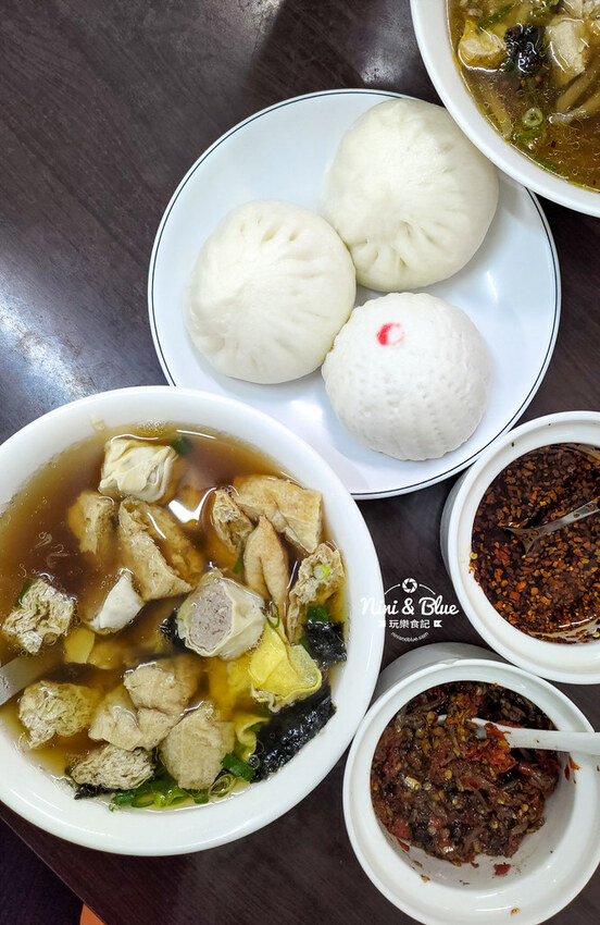 添 上海點心肉包 | 台中第五市場銅板美食,鮮肉包、搭配油豆腐細粉,飽度剛剛好 Nini and Blue 玩樂食記