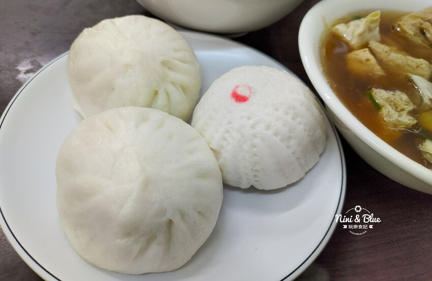 添 上海點心肉包 | 台中第五市場銅板美食,鮮肉包、搭配油豆腐細粉,飽度剛剛好 Nini and Blue 玩樂食記