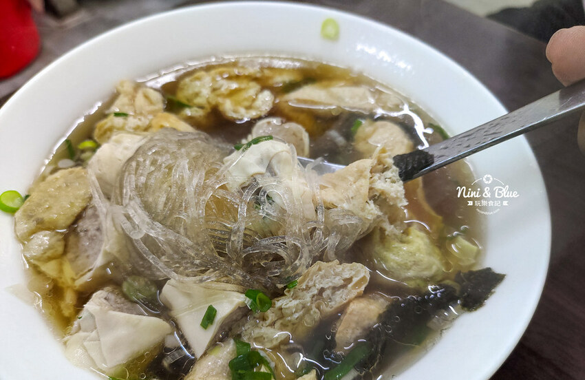 添 上海點心肉包 | 台中第五市場銅板美食,鮮肉包、搭配油豆腐細粉,飽度剛剛好 Nini and Blue 玩樂食記