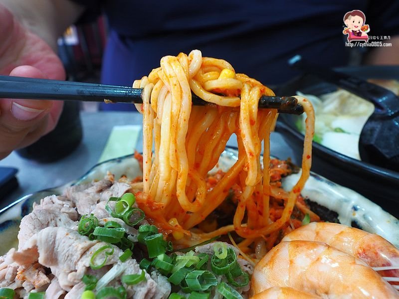 桃園中壢美食-蛤夏。麵-環東店-超浮誇的痛風麵，我的膝蓋怎麼有痛痛的港覺 @民宿女王芽月-美食.旅遊.全台趴趴走