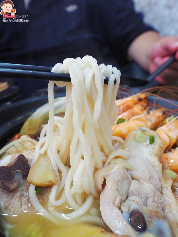 桃園中壢美食-蛤夏。麵-環東店-超浮誇的痛風麵，我的膝蓋怎麼有痛痛的港覺 @民宿女王芽月-美食.旅遊.全台趴趴走