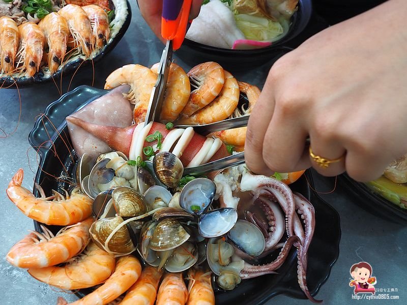 桃園中壢美食-蛤夏。麵-環東店-超浮誇的痛風麵，我的膝蓋怎麼有痛痛的港覺 @民宿女王芽月-美食.旅遊.全台趴趴走