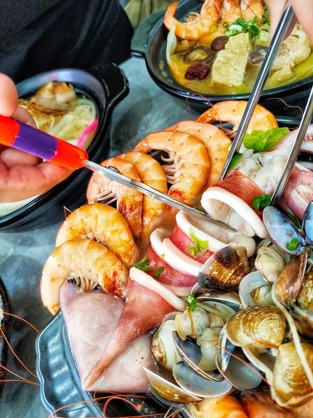 桃園中壢美食-蛤夏。麵-環東店-超浮誇的痛風麵，我的膝蓋怎麼有痛痛的港覺 @民宿女王芽月-美食.旅遊.全台趴趴走