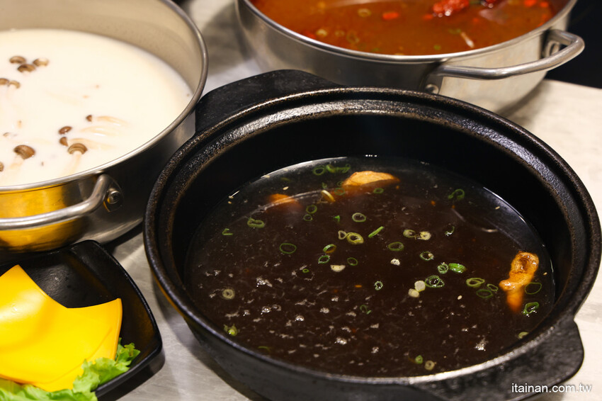 台中人氣網美級火鍋店跨足南部首家店!鍋物美、食材鮮、肉肉高顏值、五迷也愛朝聖「養鍋 Yang Guo 石頭涮涮鍋」台南文化店｜台南東區火鍋｜寵物友善餐廳 @台南好Food遊