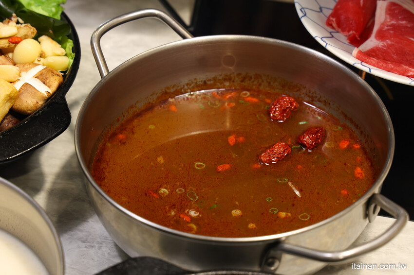 台中人氣網美級火鍋店跨足南部首家店!鍋物美、食材鮮、肉肉高顏值、五迷也愛朝聖「養鍋 Yang Guo 石頭涮涮鍋」台南文化店｜台南東區火鍋｜寵物友善餐廳 @台南好Food遊