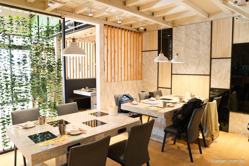 台中人氣網美級火鍋店跨足南部首家店!鍋物美、食材鮮、肉肉高顏值、五迷也愛朝聖「養鍋 Yang Guo 石頭涮涮鍋」台南文化店｜台南東區火鍋｜寵物友善餐廳 @台南好Food遊