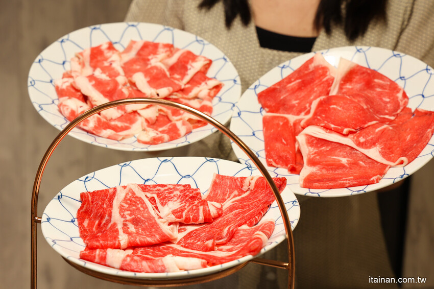 台中人氣網美級火鍋店跨足南部首家店!鍋物美、食材鮮、肉肉高顏值、五迷也愛朝聖「養鍋 Yang Guo 石頭涮涮鍋」台南文化店｜台南東區火鍋｜寵物友善餐廳 @台南好Food遊