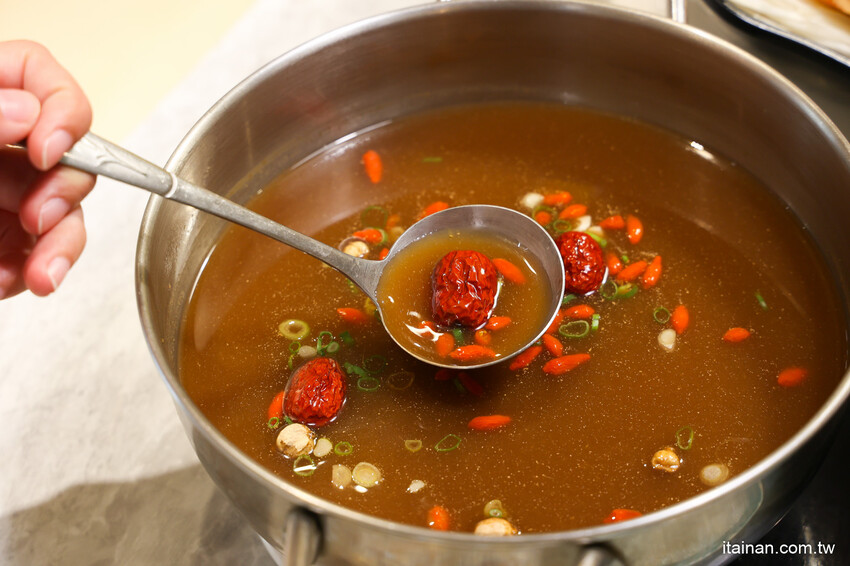 台中人氣網美級火鍋店跨足南部首家店!鍋物美、食材鮮、肉肉高顏值、五迷也愛朝聖「養鍋 Yang Guo 石頭涮涮鍋」台南文化店｜台南東區火鍋｜寵物友善餐廳 @台南好Food遊