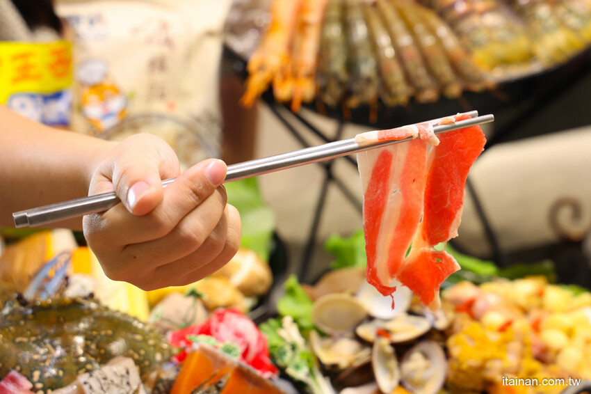 台中人氣網美級火鍋店跨足南部首家店!鍋物美、食材鮮、肉肉高顏值、五迷也愛朝聖「養鍋 Yang Guo 石頭涮涮鍋」台南文化店｜台南東區火鍋｜寵物友善餐廳 @台南好Food遊