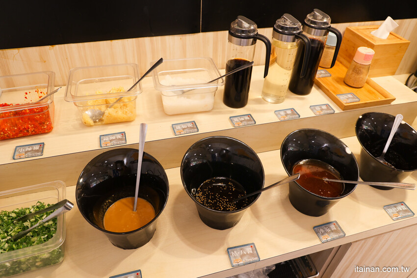 台中人氣網美級火鍋店跨足南部首家店!鍋物美、食材鮮、肉肉高顏值、五迷也愛朝聖「養鍋 Yang Guo 石頭涮涮鍋」台南文化店｜台南東區火鍋｜寵物友善餐廳 @台南好Food遊