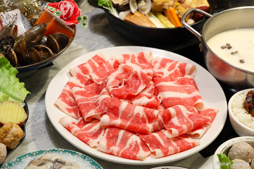 台中人氣網美級火鍋店跨足南部首家店!鍋物美、食材鮮、肉肉高顏值、五迷也愛朝聖「養鍋 Yang Guo 石頭涮涮鍋」台南文化店｜台南東區火鍋｜寵物友善餐廳 @台南好Food遊