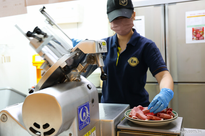 台中人氣網美級火鍋店跨足南部首家店!鍋物美、食材鮮、肉肉高顏值、五迷也愛朝聖「養鍋 Yang Guo 石頭涮涮鍋」台南文化店｜台南東區火鍋｜寵物友善餐廳 @台南好Food遊