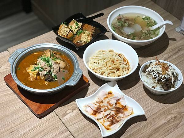 (忠孝復興)東區平價麻辣小吃 招牌百元套餐經濟實惠-燒匠食堂