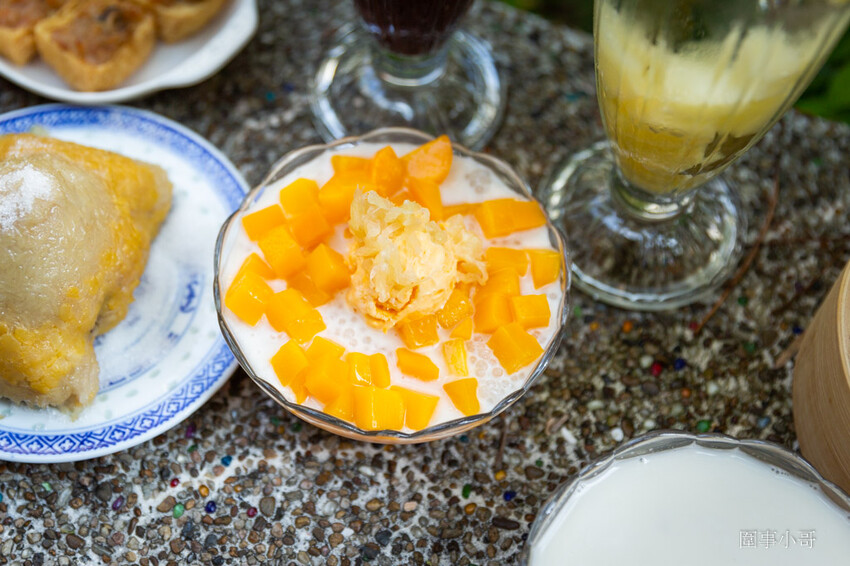 四季湯品港式下午茶開賣啦!不只有純正的香港煲湯,各式港點也不錯呢~再來杯楊枝甘露就太棒囉。(邀約 @圍事小哥的幸福相框 四季湯品港式下午茶開賣啦!不只有純正的香港煲湯,各式港點也不錯呢~再來杯楊枝甘露就太棒囉。(邀約 @圍事小哥的幸福相框