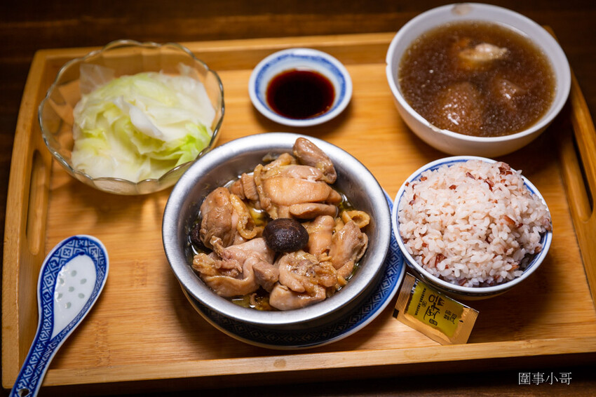 四季湯品港式下午茶開賣啦!不只有純正的香港煲湯,各式港點也不錯呢~再來杯楊枝甘露就太棒囉。(邀約 @圍事小哥的幸福相框 四季湯品港式下午茶開賣啦!不只有純正的香港煲湯,各式港點也不錯呢~再來杯楊枝甘露就太棒囉。(邀約 @圍事小哥的幸福相框