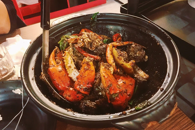 〔台北食記〕八腳老大，集聚精華於一身的螃蟹粥火鍋，還有香辣蟹乾鍋！