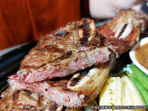 呷牛排21-美國帶骨牛小排特寫.jpg