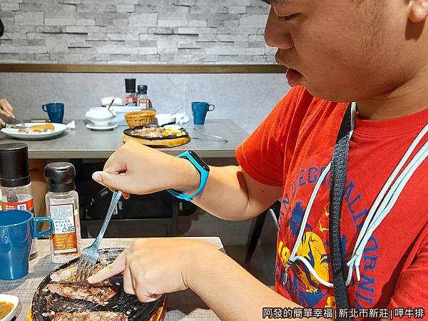 呷牛排19-雖因腦麻一隻手不便但很努力想辦法.jpg