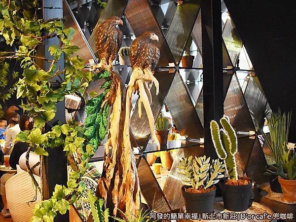兜咖啡15-第二用餐區入口前栩栩如生的老鷹木雕.JPG