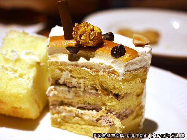 兜咖啡28-妃愛不可榛果蛋糕剖面.JPG