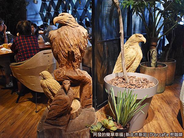兜咖啡18-第三用餐區入口前的老鷹木雕.JPG