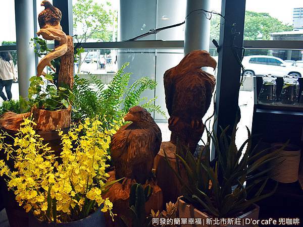 兜咖啡12-門口旁的老鷹木雕.JPG