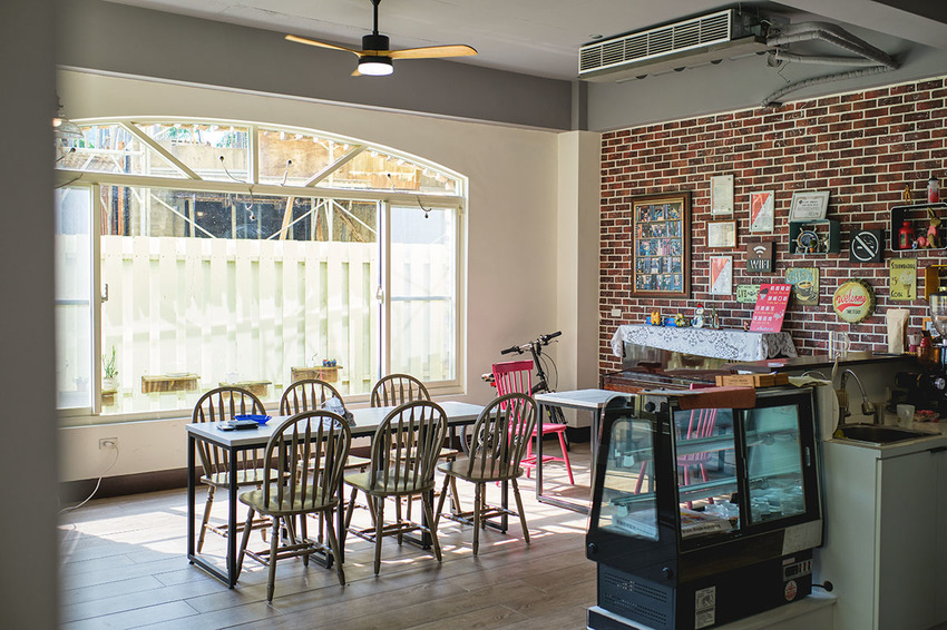 新竹民宿|大坪數、兒童遊戲區、挑高小閣樓和手工早餐,藏在北埔田野的歐風小屋|歐佳家民宿 - 食攝人生事務所