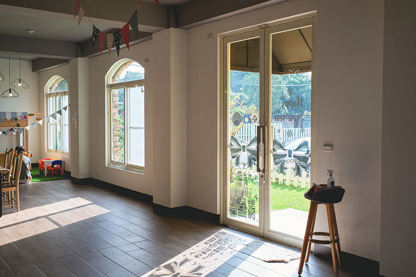 新竹民宿|大坪數、兒童遊戲區、挑高小閣樓和手工早餐,藏在北埔田野的歐風小屋|歐佳家民宿 - 食攝人生事務所