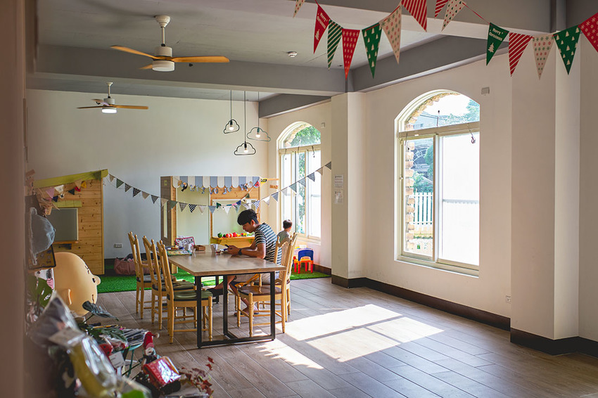 新竹民宿|大坪數、兒童遊戲區、挑高小閣樓和手工早餐,藏在北埔田野的歐風小屋|歐佳家民宿 - 食攝人生事務所