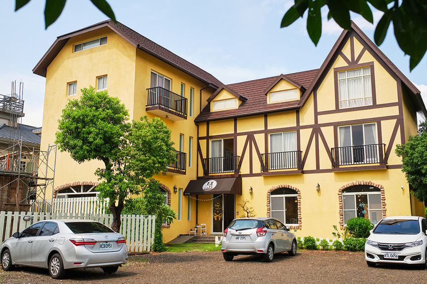 新竹民宿|大坪數、兒童遊戲區、挑高小閣樓和手工早餐,藏在北埔田野的歐風小屋|歐佳家民宿 - 食攝人生事務所