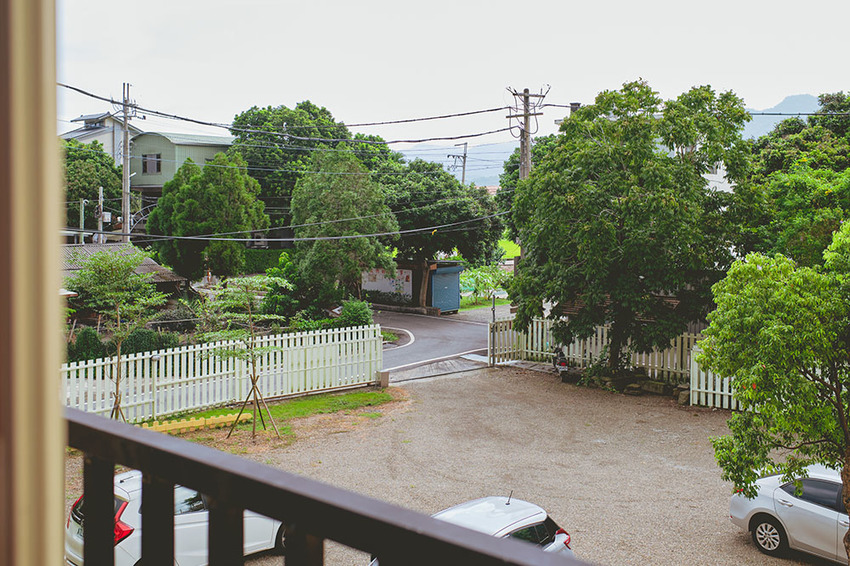 新竹民宿|大坪數、兒童遊戲區、挑高小閣樓和手工早餐,藏在北埔田野的歐風小屋|歐佳家民宿 - 食攝人生事務所