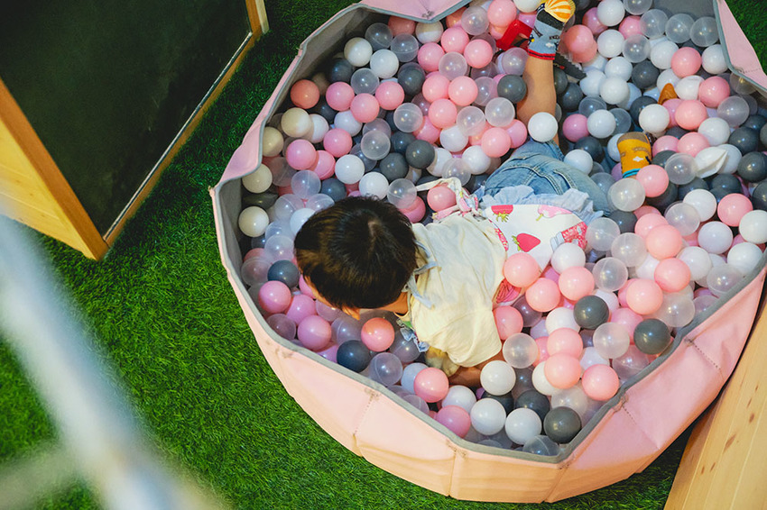 新竹民宿|大坪數、兒童遊戲區、挑高小閣樓和手工早餐,藏在北埔田野的歐風小屋|歐佳家民宿 - 食攝人生事務所