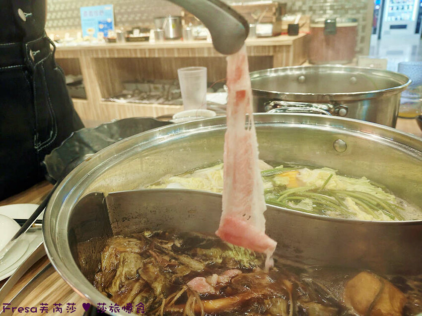嘉義尊皇大飯店，泳池火鍋吃到飽攻略，享受豪華美食假期。