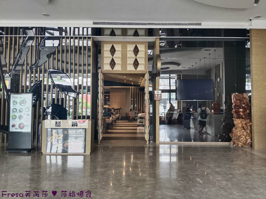嘉義尊皇大飯店，泳池火鍋吃到飽攻略，享受豪華美食假期。