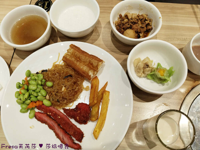 嘉義尊皇大飯店，泳池火鍋吃到飽攻略，享受豪華美食假期。