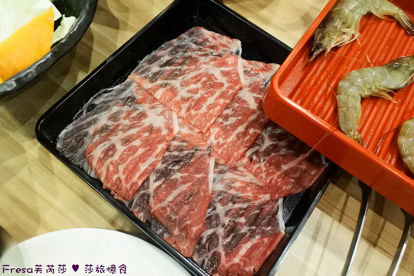 嘉義尊皇大飯店，泳池火鍋吃到飽攻略，享受豪華美食假期。
