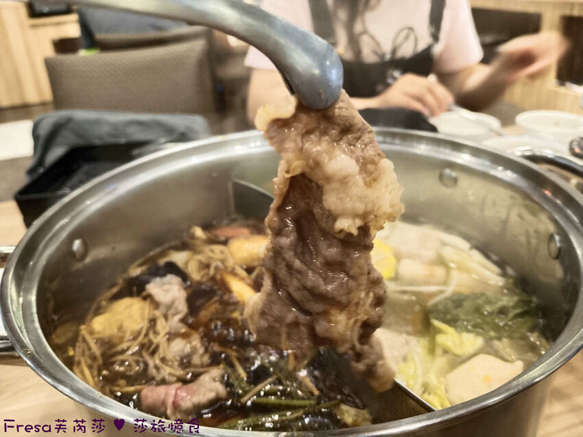 嘉義市西區嘉義飯店【尊皇大飯店】頂樓星空泳池＋月光酒吧＋嚮鍋火鍋吃到飽＋迎賓汽水免費暢飲.渡假放鬆玩一天│嘉義住宿│親子飯店