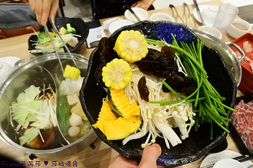 嘉義尊皇大飯店，泳池火鍋吃到飽攻略，享受豪華美食假期。