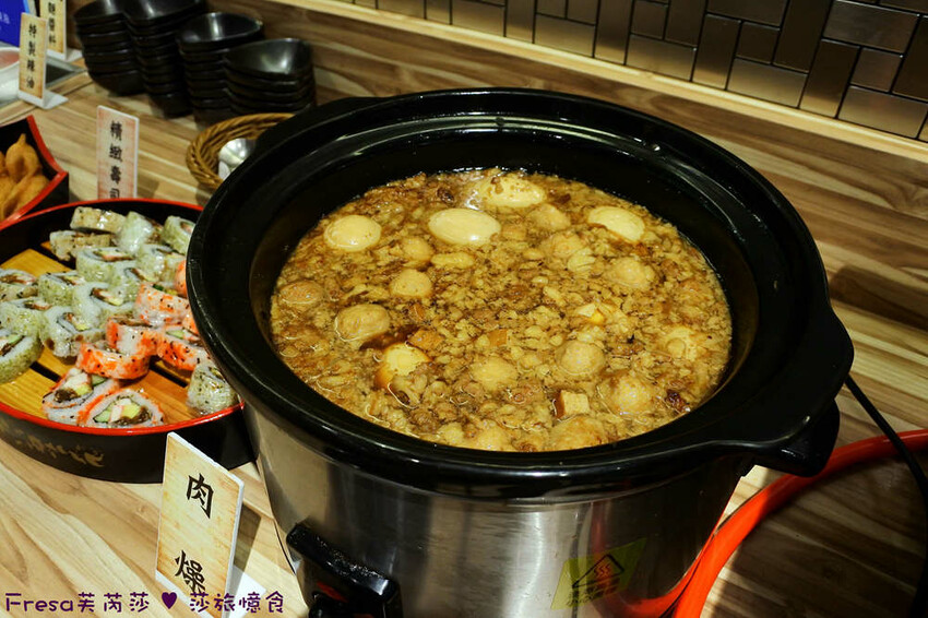 嘉義尊皇大飯店，泳池火鍋吃到飽攻略，享受豪華美食假期。