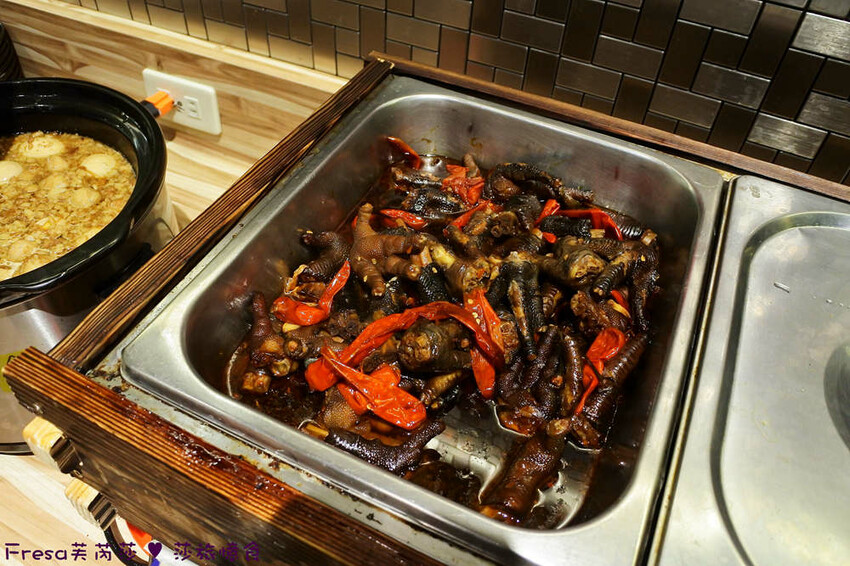 嘉義尊皇大飯店，泳池火鍋吃到飽攻略，享受豪華美食假期。