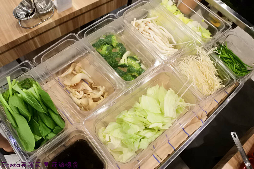 嘉義尊皇大飯店，泳池火鍋吃到飽攻略，享受豪華美食假期。